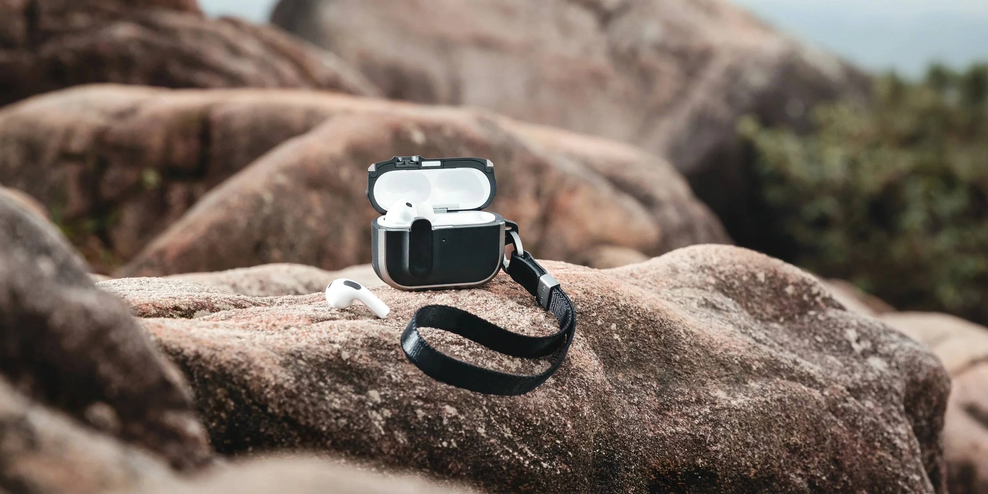 Mageasy Airpod Pro 3 Outdoor Case Odyssey Magnetic Closure & Wrist Strap - Metal Black - Image 8