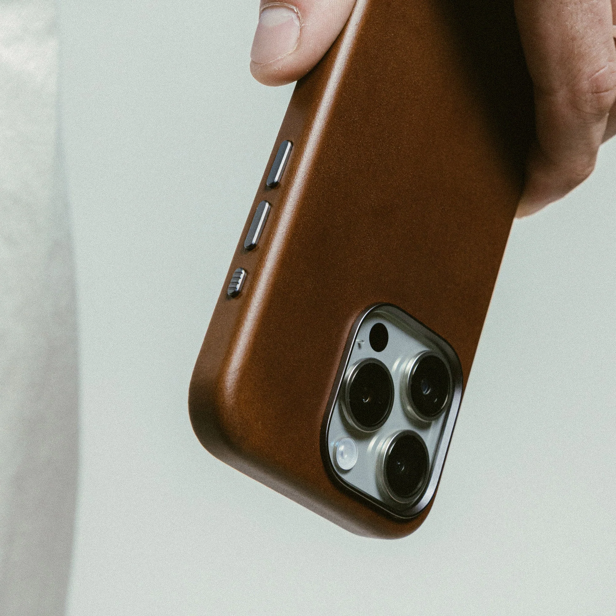 Nomad Traditional Horween Leather Case iPhone 16 Pro 6.3 - Brown - Image 6