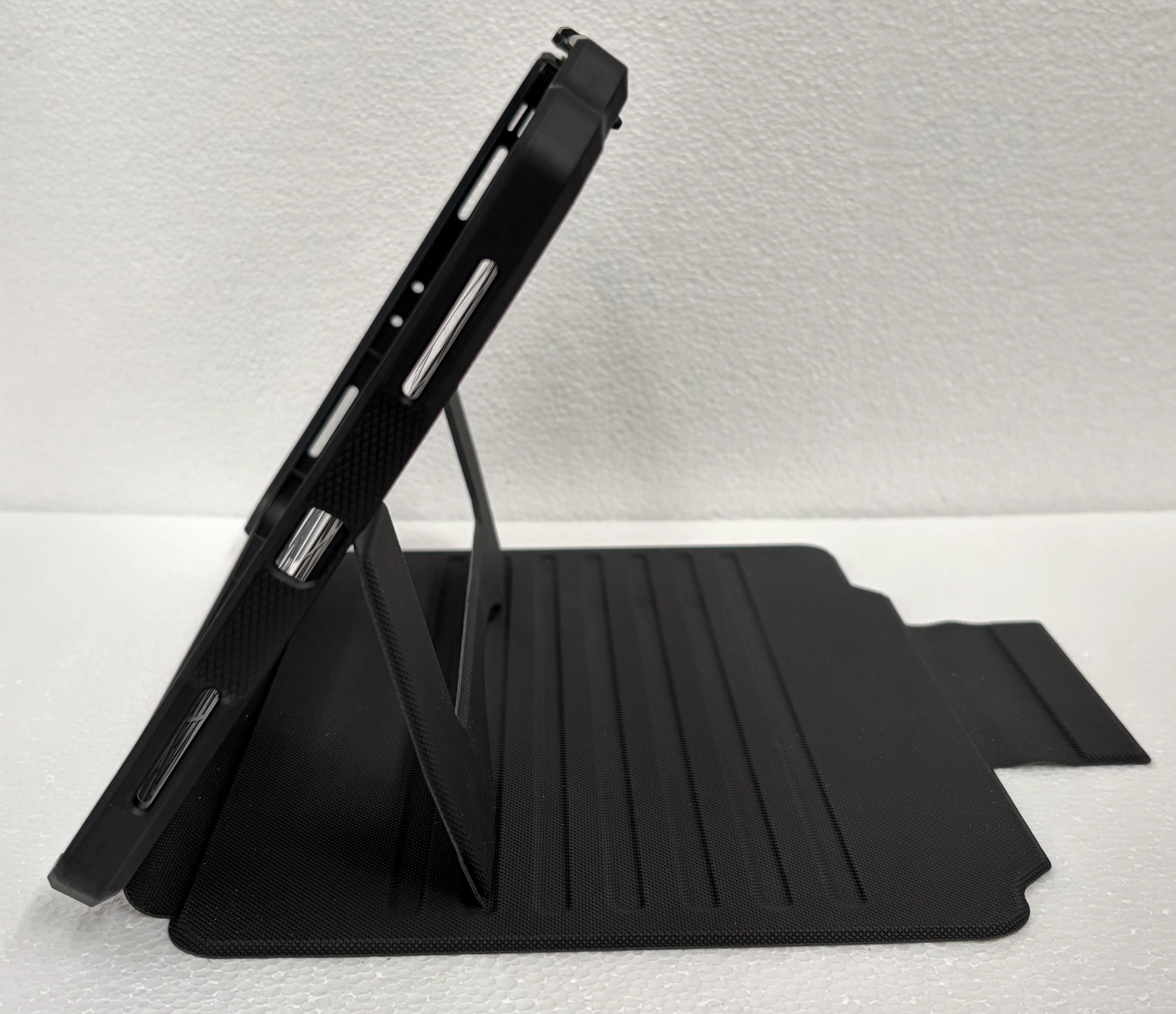 Rugged Folio Magnetic Case for iPad Pro 11 2020 2nd Gen - Black - Image 2