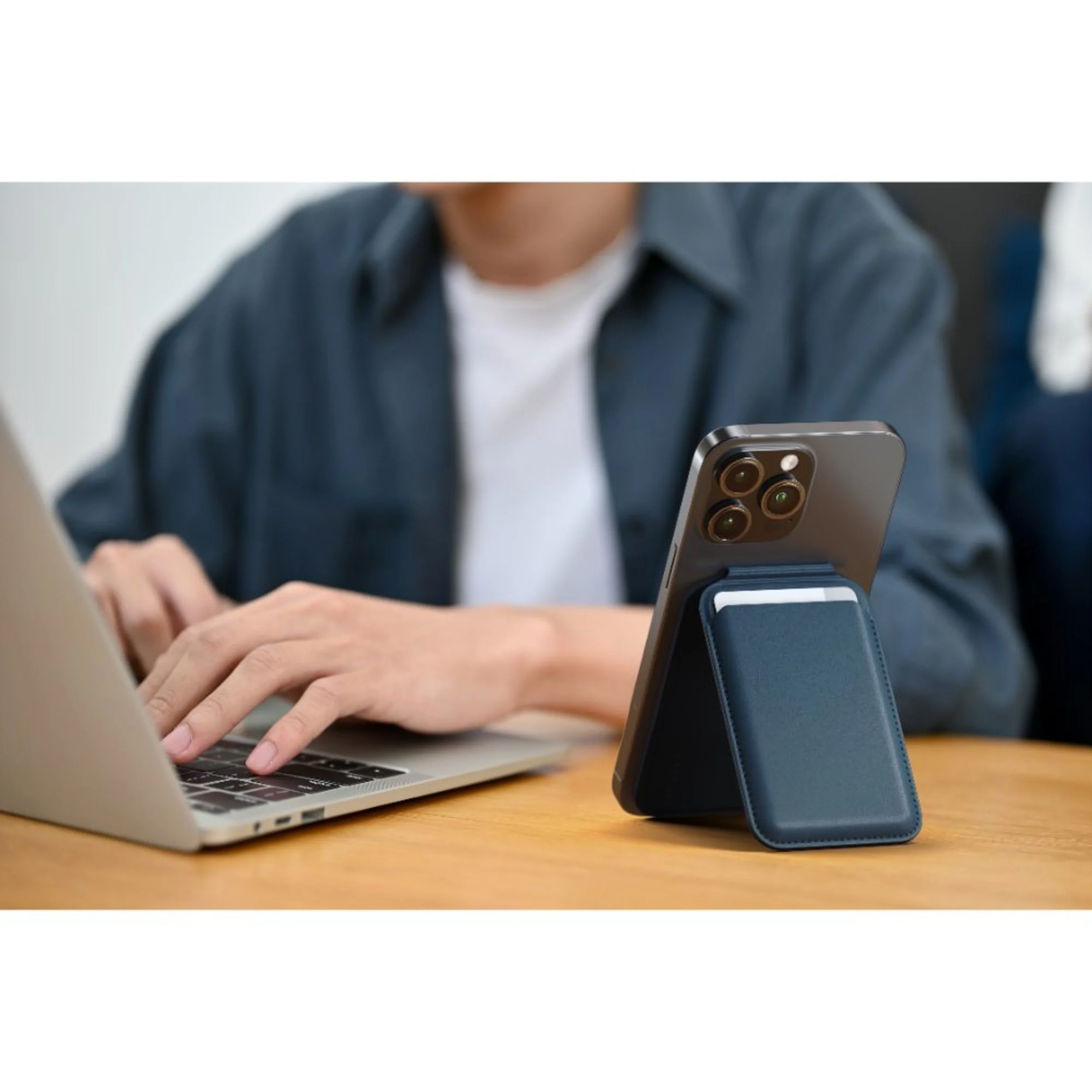 Satechi Magnetic Wallet Stand for iPhone - Blue - Image 6