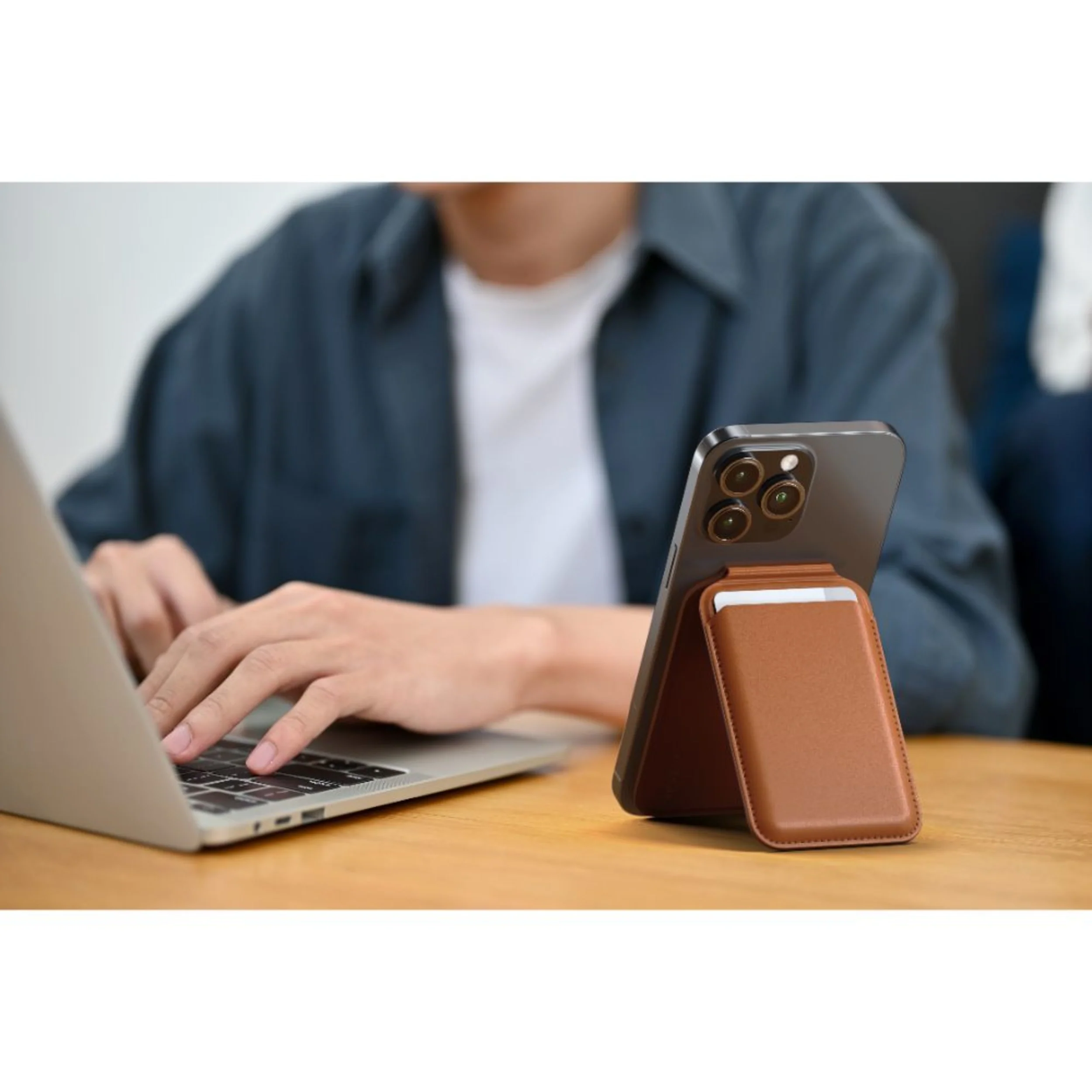 Satechi Magnetic Wallet Stand for iPhone - Brown - Image 5